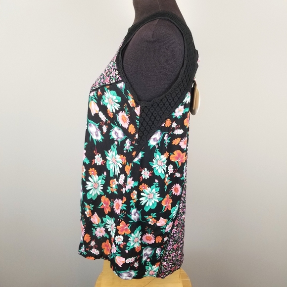 NWT Umgee flowy floral lace cutout sleeveless top - Picture 11 of 13